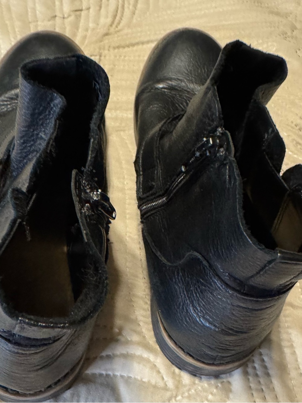Clark’s Black Leather women’s Zip-Ankle Boots Sz 9M - Picture 2 of 7